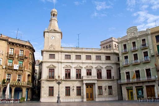L’Ajuntament de Reus té un mes de marge per col·locar la bandera espanyola al consistori